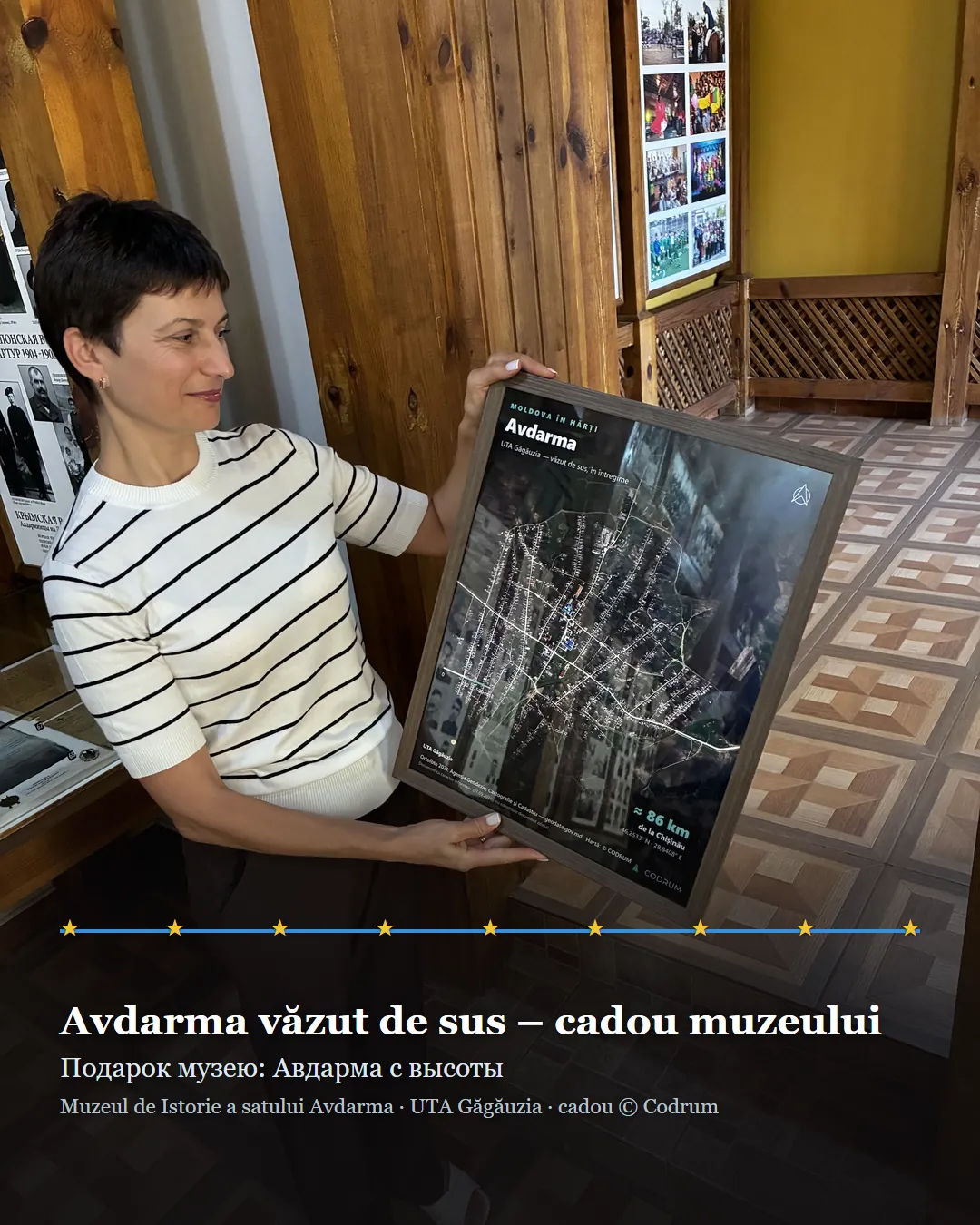 Cadru cu satul Avdarma văzut de sus, ținut în mână la Muzeul de Istorie a satului Avdarma